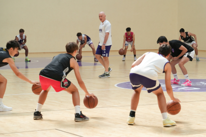 Mike Hansen, con los jugadores de cantera del Real Valladolid Baloncesto