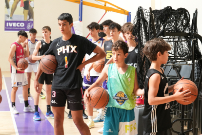 Los jugadores de diferentes categorías del Real Valladolid Baloncesto esperan para hacer un ejercicio planteado por Mike Hansen.