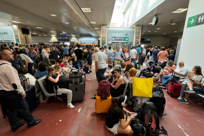 La gente esperando en la estación Madrid Chamartín-Clara Campoamor