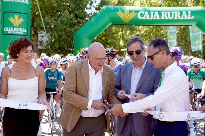 Momento del corte de la cinta en la Acera de Recoletos.