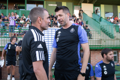 Pezzolano conversa con el técnico local, Ramsés Gil