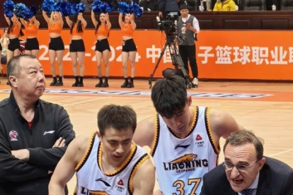 El vallisoletano Hugo López, dirigiendo a los Liaoning Leopards de la CBA china.