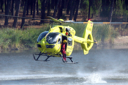 El Grupo de Rescate y Salvamento de la Junta de Castilla y León (GRS) realiza una práctica de rescate acuático en el embalse de Valdemudarra, en Valladolid.