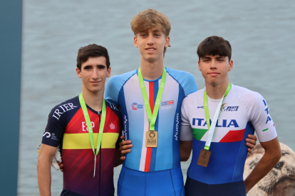 Adrian Alonso en el podio del Europeo con su medalla de plata.