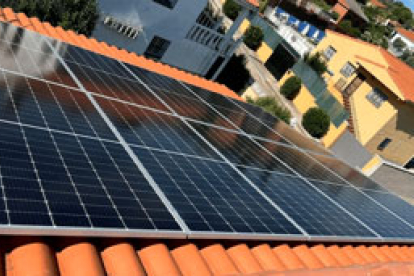 Placas solares en una zona residencial