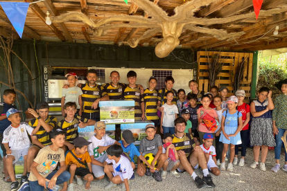 Las dos familias vallisoletanas voluntarias  junto a los niños de la Asociación Darna en Marruecos.