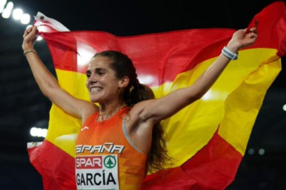 Marta García con la bandera de España festejando un triunfo.