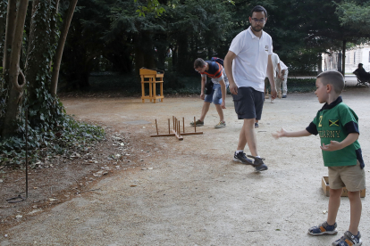 Jornada de juegos tradicionales por el Día de los Abuelos en el Campo Grande