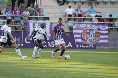 Javi Sánchez inicia una jugada en defensa