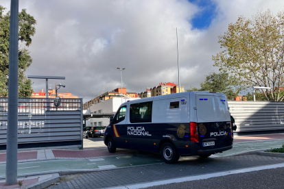 Un furgón de la Policía Nacional accede a la comisaría de Delicias de Valladolid.