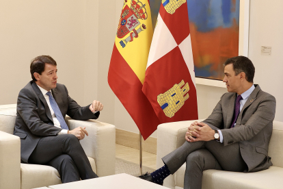 El presidente del Gobierno, Pedro Sánchez, recibe al presidente de la Junta, Alfonso Fernández Mañueco.