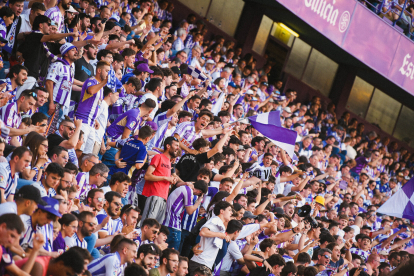 Afición blanquivioleta, el día del ascenso.