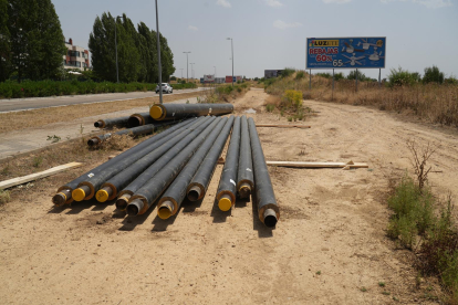 Tubos de la red de calor en el suelo tras perder la carga un camión.