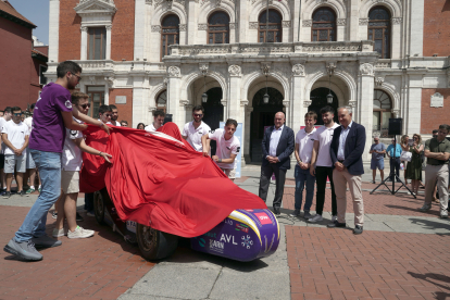 Presentación del coche de carreras del equipo 'Vall Racing Team' de la UVA