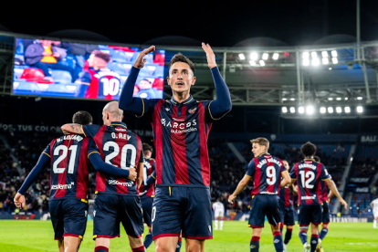 Pablo Martínez celebra un gol con el Levante.