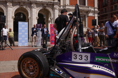 Presentación del coche de carreras del equipo 'Vall Racing Team' de la UVA