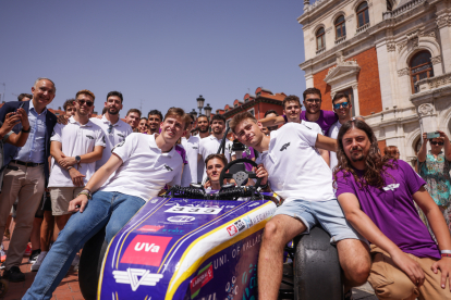 Presentación del coche de carreras del equipo 'Vall Racing Team' de la UVA