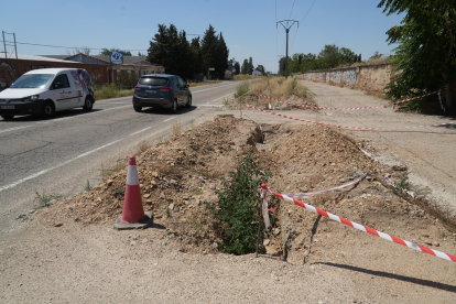 Tramo por el que discurrirá el carril bici y la acera a Simancas, con las obras ahora paradas.