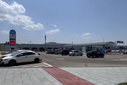 Gasolinera Ballenoil en el parking de Hipercor en Arroyo.