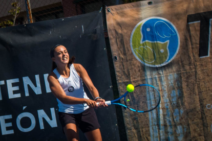 La vallisoletana Claudia Martín devuelve una bola de revés durante la final.