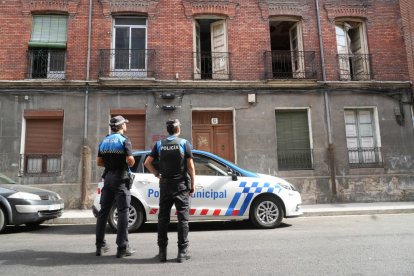 Vigilancia policial frente al edificio okupado en el número 6 de la calle Asunción.