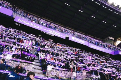 Público blanquivioleta durante un partido de la última temporada.RVCF