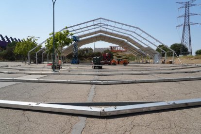 Instalación de la carpa para acoger las casetas de la Feria del Folklore y Gastronomía