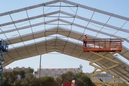 Instalación de la carpa para acoger las casetas de la Feria del Folklore y Gastronomía