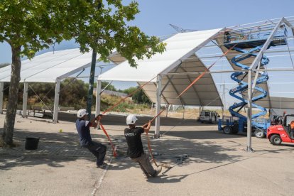 Instalación de la carpa para acoger las casetas de la Feria del Folklore y Gastronomía