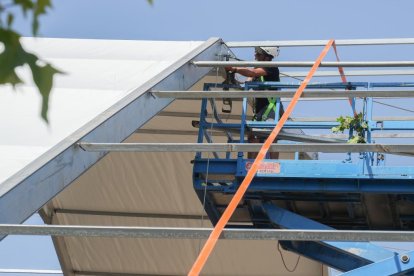 Instalación de la carpa para acoger las casetas de la Feria del Folklore y Gastronomía