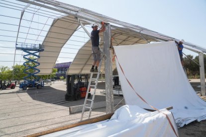 Instalación de la carpa para acoger las casetas de la Feria del Folklore y Gastronomía