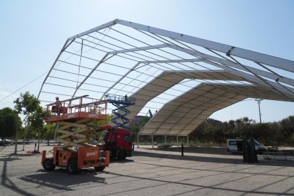 Instalación de la carpa para acoger las casetas de la Feria del Folklore y Gastronomía