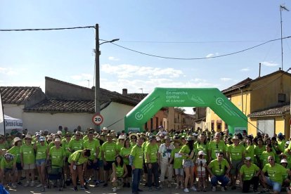 Cientos de personas participan en la IV Marcha Entretapiales contra el Cáncer en Barcial de la Loma