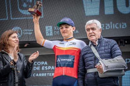 Cavia levanta el Trofeo de la Copa de España