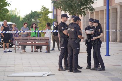 Agentes de la Policía Nacional, en el número 4 de la calle Sisón de Valladolid