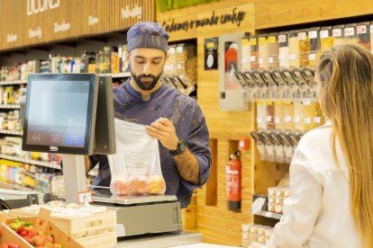 Trabajador de Gadis en la sección de frutería.