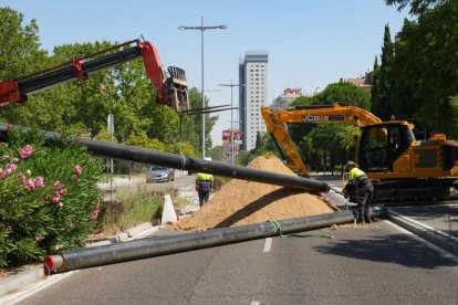 Corte de tráfico en la Avenida de Salamanca por las obras de la red de calor.