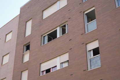 Edificio donde fue encontrada muerta la mujer.