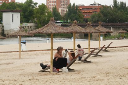 Las nuevas sombrillas, tumbonas y duchas de la playa de Las Moreras