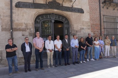 Minuto de silencio en Palencia por el asesinato machista de una mujer en Valladolid