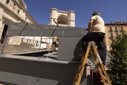 La Feria de Día da un paso más con el montaje de las primeras casetas. Un año más, San Benito es testigo de los trabajos de los operarios para instalar las casetas de la Feria y Fiestas de la Virgen de San Lorenzo. De nuevo formarán parte de las grandes atracciones de las fiestas patronales de la capital vallisoletana.

El acelerón llegará la próxima semana. El puente de la Asunción y San Roque retrasará al lunes el montaje del resto de las casetas que se instalarán en varias zonas de Valladolid. Tras poner a punto las de San Benito llegará el montaje en Acera de Recoletos, Plaza de la Universidad y el resto.  

Los trabajos finalizarán en los últimos días de agosto y las casetas se abrirán al público el día 30, coincidiendo con el inicio de las fiestas, el pregón y las primeras actuaciones del extenso programa de fiestas.

La mayor asistencia se centrará un año más en San Benito, Acera de Recoletos y Plaza de la Universidad, aunque está previsto que los vallisoletanos y quienes visiten la ciudad acudan también a las casetas de las zonas de Coca y Plaza de Santa Ana. 
Montaje de las casetas de la Feria de Día de Valladolid.