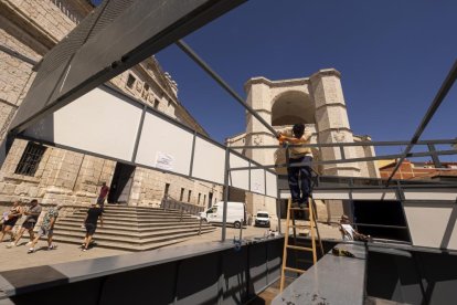 La Feria de Día da un paso más con el montaje de las primeras casetas. Un año más, San Benito es testigo de los trabajos de los operarios para instalar las casetas de la Feria y Fiestas de la Virgen de San Lorenzo. De nuevo formarán parte de las grandes atracciones de las fiestas patronales de la capital vallisoletana.

El acelerón llegará la próxima semana. El puente de la Asunción y San Roque retrasará al lunes el montaje del resto de las casetas que se instalarán en varias zonas de Valladolid. Tras poner a punto las de San Benito llegará el montaje en Acera de Recoletos, Plaza de la Universidad y el resto.  

Los trabajos finalizarán en los últimos días de agosto y las casetas se abrirán al público el día 30, coincidiendo con el inicio de las fiestas, el pregón y las primeras actuaciones del extenso programa de fiestas.

La mayor asistencia se centrará un año más en San Benito, Acera de Recoletos y Plaza de la Universidad, aunque está previsto que los vallisoletanos y quienes visiten la ciudad acudan también a las casetas de las zonas de Coca y Plaza de Santa Ana. 
Montaje de las casetas de la Feria de Día de Valladolid.