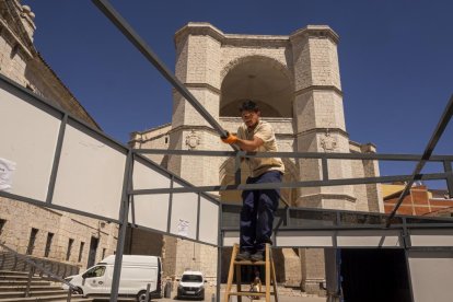 La Feria de Día da un paso más con el montaje de las primeras casetas. Un año más, San Benito es testigo de los trabajos de los operarios para instalar las casetas de la Feria y Fiestas de la Virgen de San Lorenzo. De nuevo formarán parte de las grandes atracciones de las fiestas patronales de la capital vallisoletana.

El acelerón llegará la próxima semana. El puente de la Asunción y San Roque retrasará al lunes el montaje del resto de las casetas que se instalarán en varias zonas de Valladolid. Tras poner a punto las de San Benito llegará el montaje en Acera de Recoletos, Plaza de la Universidad y el resto.  

Los trabajos finalizarán en los últimos días de agosto y las casetas se abrirán al público el día 30, coincidiendo con el inicio de las fiestas, el pregón y las primeras actuaciones del extenso programa de fiestas.

La mayor asistencia se centrará un año más en San Benito, Acera de Recoletos y Plaza de la Universidad, aunque está previsto que los vallisoletanos y quienes visiten la ciudad acudan también a las casetas de las zonas de Coca y Plaza de Santa Ana. 
Montaje de las casetas de la Feria de Día de Valladolid.