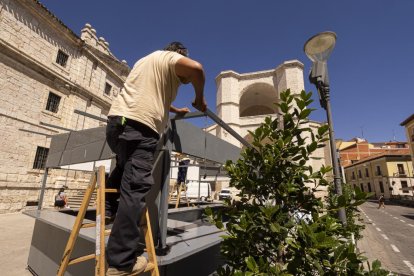 La Feria de Día da un paso más con el montaje de las primeras casetas. Un año más, San Benito es testigo de los trabajos de los operarios para instalar las casetas de la Feria y Fiestas de la Virgen de San Lorenzo. De nuevo formarán parte de las grandes atracciones de las fiestas patronales de la capital vallisoletana.

El acelerón llegará la próxima semana. El puente de la Asunción y San Roque retrasará al lunes el montaje del resto de las casetas que se instalarán en varias zonas de Valladolid. Tras poner a punto las de San Benito llegará el montaje en Acera de Recoletos, Plaza de la Universidad y el resto.  

Los trabajos finalizarán en los últimos días de agosto y las casetas se abrirán al público el día 30, coincidiendo con el inicio de las fiestas, el pregón y las primeras actuaciones del extenso programa de fiestas.

La mayor asistencia se centrará un año más en San Benito, Acera de Recoletos y Plaza de la Universidad, aunque está previsto que los vallisoletanos y quienes visiten la ciudad acudan también a las casetas de las zonas de Coca y Plaza de Santa Ana. 
Montaje de las casetas de la Feria de Día de Valladolid.