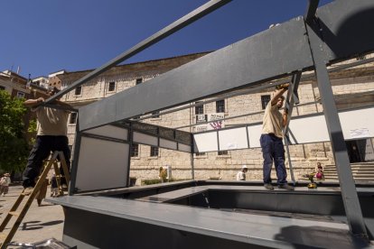 La Feria de Día da un paso más con el montaje de las primeras casetas. Un año más, San Benito es testigo de los trabajos de los operarios para instalar las casetas de la Feria y Fiestas de la Virgen de San Lorenzo. De nuevo formarán parte de las grandes atracciones de las fiestas patronales de la capital vallisoletana.

El acelerón llegará la próxima semana. El puente de la Asunción y San Roque retrasará al lunes el montaje del resto de las casetas que se instalarán en varias zonas de Valladolid. Tras poner a punto las de San Benito llegará el montaje en Acera de Recoletos, Plaza de la Universidad y el resto.  

Los trabajos finalizarán en los últimos días de agosto y las casetas se abrirán al público el día 30, coincidiendo con el inicio de las fiestas, el pregón y las primeras actuaciones del extenso programa de fiestas.

La mayor asistencia se centrará un año más en San Benito, Acera de Recoletos y Plaza de la Universidad, aunque está previsto que los vallisoletanos y quienes visiten la ciudad acudan también a las casetas de las zonas de Coca y Plaza de Santa Ana. 
Montaje de las casetas de la Feria de Día de Valladolid.