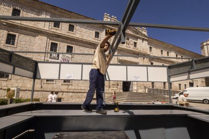 La Feria de Día da un paso más con el montaje de las primeras casetas. Un año más, San Benito es testigo de los trabajos de los operarios para instalar las casetas de la Feria y Fiestas de la Virgen de San Lorenzo. De nuevo formarán parte de las grandes atracciones de las fiestas patronales de la capital vallisoletana.

El acelerón llegará la próxima semana. El puente de la Asunción y San Roque retrasará al lunes el montaje del resto de las casetas que se instalarán en varias zonas de Valladolid. Tras poner a punto las de San Benito llegará el montaje en Acera de Recoletos, Plaza de la Universidad y el resto.  

Los trabajos finalizarán en los últimos días de agosto y las casetas se abrirán al público el día 30, coincidiendo con el inicio de las fiestas, el pregón y las primeras actuaciones del extenso programa de fiestas.

La mayor asistencia se centrará un año más en San Benito, Acera de Recoletos y Plaza de la Universidad, aunque está previsto que los vallisoletanos y quienes visiten la ciudad acudan también a las casetas de las zonas de Coca y Plaza de Santa Ana. 
Montaje de las casetas de la Feria de Día de Valladolid.