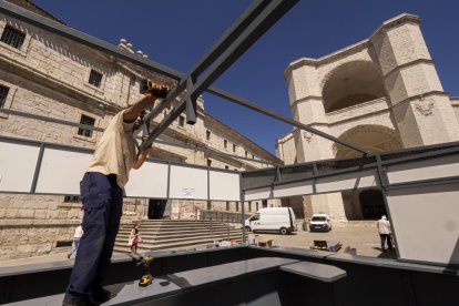 La Feria de Día da un paso más con el montaje de las primeras casetas. Un año más, San Benito es testigo de los trabajos de los operarios para instalar las casetas de la Feria y Fiestas de la Virgen de San Lorenzo. De nuevo formarán parte de las grandes atracciones de las fiestas patronales de la capital vallisoletana.

El acelerón llegará la próxima semana. El puente de la Asunción y San Roque retrasará al lunes el montaje del resto de las casetas que se instalarán en varias zonas de Valladolid. Tras poner a punto las de San Benito llegará el montaje en Acera de Recoletos, Plaza de la Universidad y el resto.  

Los trabajos finalizarán en los últimos días de agosto y las casetas se abrirán al público el día 30, coincidiendo con el inicio de las fiestas, el pregón y las primeras actuaciones del extenso programa de fiestas.

La mayor asistencia se centrará un año más en San Benito, Acera de Recoletos y Plaza de la Universidad, aunque está previsto que los vallisoletanos y quienes visiten la ciudad acudan también a las casetas de las zonas de Coca y Plaza de Santa Ana. 
Montaje de las casetas de la Feria de Día de Valladolid.