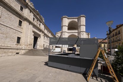 La Feria de Día da un paso más con el montaje de las primeras casetas. Un año más, San Benito es testigo de los trabajos de los operarios para instalar las casetas de la Feria y Fiestas de la Virgen de San Lorenzo. De nuevo formarán parte de las grandes atracciones de las fiestas patronales de la capital vallisoletana.

El acelerón llegará la próxima semana. El puente de la Asunción y San Roque retrasará al lunes el montaje del resto de las casetas que se instalarán en varias zonas de Valladolid. Tras poner a punto las de San Benito llegará el montaje en Acera de Recoletos, Plaza de la Universidad y el resto.  

Los trabajos finalizarán en los últimos días de agosto y las casetas se abrirán al público el día 30, coincidiendo con el inicio de las fiestas, el pregón y las primeras actuaciones del extenso programa de fiestas.

La mayor asistencia se centrará un año más en San Benito, Acera de Recoletos y Plaza de la Universidad, aunque está previsto que los vallisoletanos y quienes visiten la ciudad acudan también a las casetas de las zonas de Coca y Plaza de Santa Ana. 
Montaje de las casetas de la Feria de Día de Valladolid.