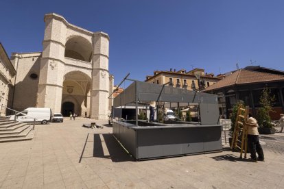 La Feria de Día da un paso más con el montaje de las primeras casetas. Un año más, San Benito es testigo de los trabajos de los operarios para instalar las casetas de la Feria y Fiestas de la Virgen de San Lorenzo. De nuevo formarán parte de las grandes atracciones de las fiestas patronales de la capital vallisoletana.

El acelerón llegará la próxima semana. El puente de la Asunción y San Roque retrasará al lunes el montaje del resto de las casetas que se instalarán en varias zonas de Valladolid. Tras poner a punto las de San Benito llegará el montaje en Acera de Recoletos, Plaza de la Universidad y el resto.  

Los trabajos finalizarán en los últimos días de agosto y las casetas se abrirán al público el día 30, coincidiendo con el inicio de las fiestas, el pregón y las primeras actuaciones del extenso programa de fiestas.

La mayor asistencia se centrará un año más en San Benito, Acera de Recoletos y Plaza de la Universidad, aunque está previsto que los vallisoletanos y quienes visiten la ciudad acudan también a las casetas de las zonas de Coca y Plaza de Santa Ana. 
Montaje de las casetas de la Feria de Día de Valladolid.