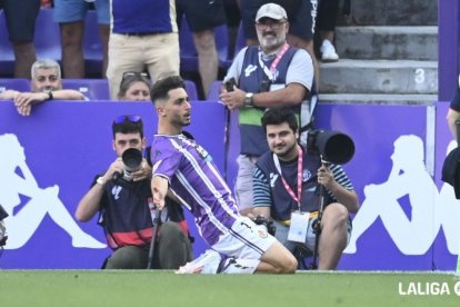 Raúl Moro celebra el gol que dio la victoria al Real Valladolid ante el Espanyol